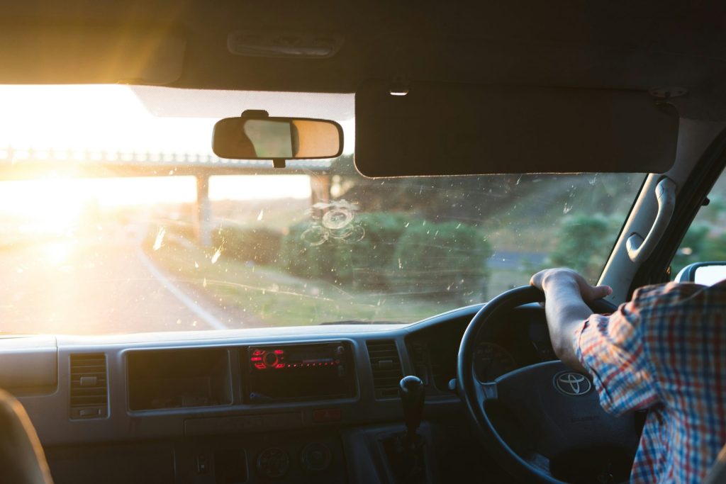 persona conduciendo un vehículo Toyota